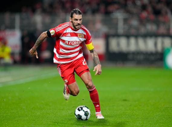 Christopher Trimmel 1 FC Union Berlin, 28 on the ball GER, 1 FC Union Berlin vs DSC Arminia Bielefeld, Football, DFB Pokal, 2nd round, Season 2025 2026, 29 10 2025 DFL REGULATIONS PROHIBIT ANY USE OF PHOTOGRAPHS AS IMAGE SEQUENCES AND OR QUASI VIDEO GER, 1 FC Union Berlin vs DSC Arminia Bielefeld, Football, DFB Pokal, 2nd round, Season 2025 2026, 29 10 2025 Berlin Copyright: xEibner-Pressefoto ScottxColemanx EP_SCN