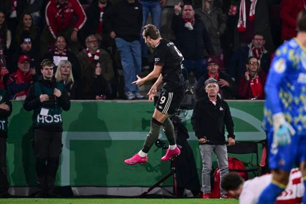 Goal celebration for 1 2 by Harry Kane 9 FC Bayern Muenchen , 1 FC Koeln vs FC Bayern Muenchen, DFB Pokal, 2 Runde, 29 10 2025 DFB regulations prohibit any use of photographs as image sequences and or quasi video Koeln Nordrhein Westfalen Germany Copyright: xkolbert-press MarcxNiemeyerx