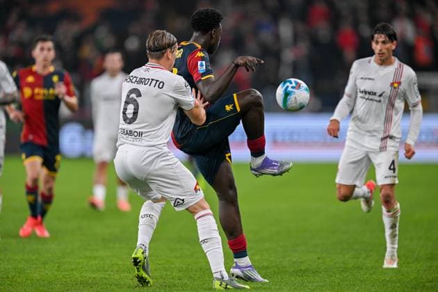 GenoaÕs Jeff Ekhator fights for the ball with Cremonese s Federico Baschirotto during the Serie A soccer match between Genoa and Cremonese at the Luigi Ferraris Stadium in Genoa, Italy - Wednesday 29, October 19, 2025. - Soccer .  Copyright: xTanoxPecoraro LaPressex