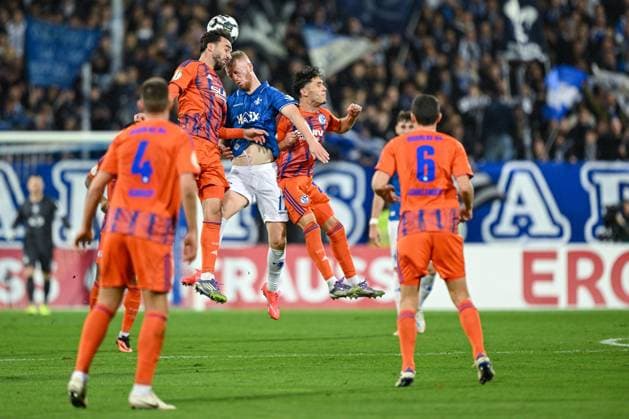 29 10 2025, Football, DFB Cup, 2 Round, Season 2025 2026, FC Schalke 04 SV Darmstadt 98, Kenan Karaman FC Schalke 04 , Kai Klefisch SV Darmstadt , Soufiane El Faouzi FC Schalke 04 xRHR PHOTO YYx Copyright: KROEGER RHR-FOTOx RHR-FOTO YY