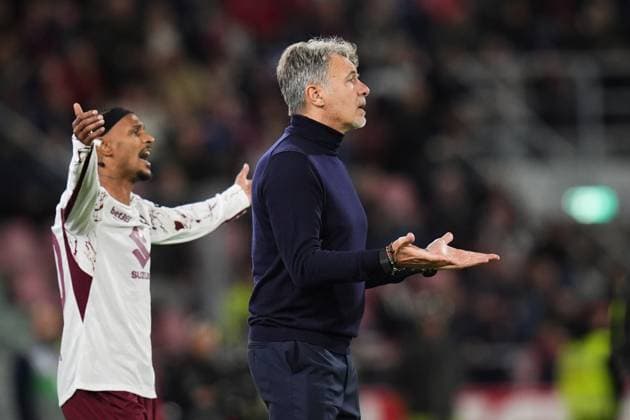 TorinoÕs head coach Marco Baroni and Torino s Valentino Lazaro protest during the Serie A soccer match between Bologna and Torino at the Renato DallÕAra Stadium in Bologna, north Italy - Wednesday, October 29, 2025 -  Copyright: xMassimoxPaolone LaPressex