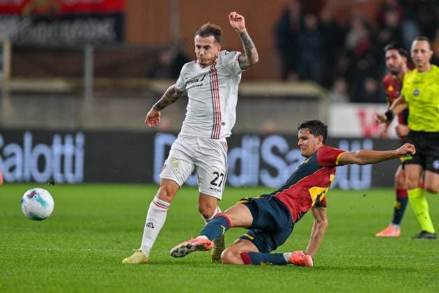 GenoaÕs Valentin Carboni fights for the ball with Cremonese s Jari Vandeputte during the Serie A soccer match between Genoa and Cremonese at the Luigi Ferraris Stadium in Genoa, Italy - Wednesday 29, October 19, 2025. - Soccer .  Copyright: xTanoxPecoraro LaPressex