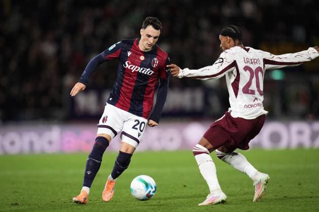 Bologna s Nadir Zortea fights for the ball with Torino s Valentino Lazaro during the Serie A soccer match between Bologna and Torino at the Renato DallÕAra Stadium in Bologna, north Italy - Wednesday, October 29, 2025 -  Copyright: xMassimoxPaolone LaPressex