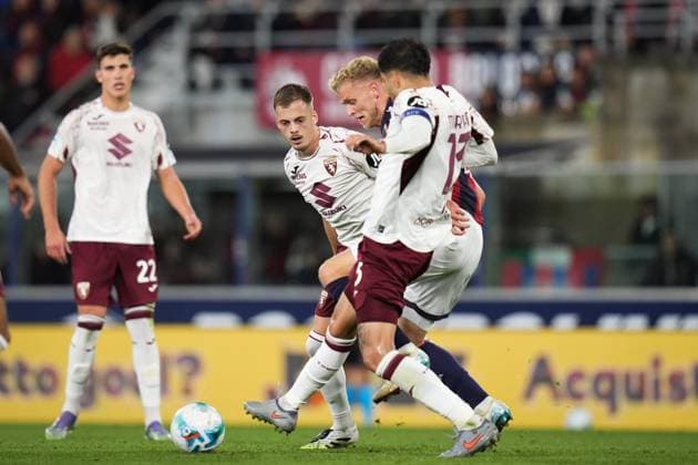 Bologna s Jens Odgaard fights for the ball with Torino s Guillermo Maripan and Torino s Ivan Ilic during the Serie A soccer match between Bologna and Torino at the Renato DallÕAra Stadium in Bologna, north Italy - Wednesday, October 29, 2025 -  Copyright: xMassimoxPaolone LaPressex