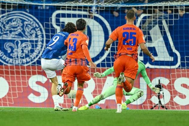 29 10 2025, Football, DFB Cup, 2nd round, Season 2025 2026, FC Schalke 04 SV Darmstadt 98, Fraser Hornby SV Darmstadt scores the goal to make it 3 0, xRHR PHOTO YYx Copyright: KROEGER RHR-FOTOx RHR-FOTO YY