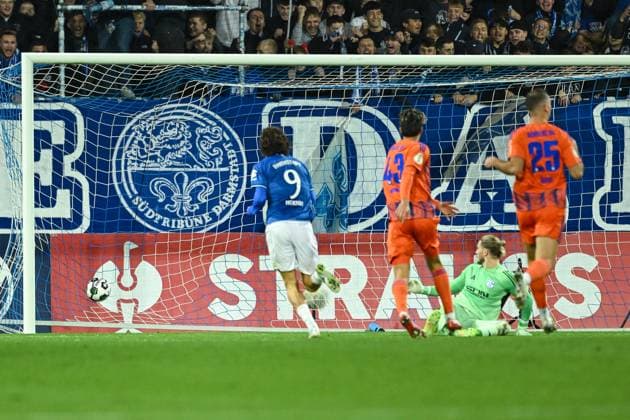 29 10 2025, Football, DFB Cup, 2nd round, Season 2025 2026, FC Schalke 04 SV Darmstadt 98, Fraser Hornby SV Darmstadt scores the goal to make it 3 0, xRHR PHOTO YYx Copyright: KROEGER RHR-FOTOx RHR-FOTO YY