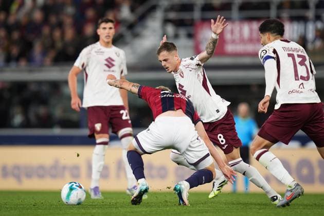 Bologna s Jens Odgaard fights for the ball with Torino s Guillermo Maripan and Torino s Ivan Ilic during the Serie A soccer match between Bologna and Torino at the Renato DallÕAra Stadium in Bologna, north Italy - Wednesday, October 29, 2025 -  Copyright: xMassimoxPaolone LaPressex