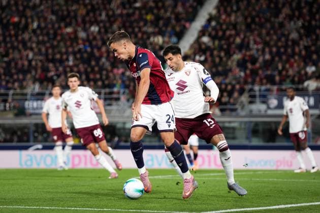 Bologna s Thijs Dallinga fights for the ball with Torino s Guillermo Maripan during the Serie A soccer match between Bologna and Torino at the Renato DallÕAra Stadium in Bologna, north Italy - Wednesday, October 29, 2025 -  Copyright: xMassimoxPaolone LaPressex