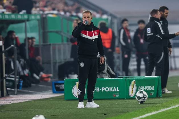 Sport, Football, DFB Pokal Season 2025 2026 2 Round Fortuna Düsseldorf SC Freiburg 29 10 2025, MERKUR SPIEL ARENA Markus Anfang Coach, Fortuna Düsseldorf Düsseldorf MERKUR SPIEL ARENA North Rhine-Westphalia Germany