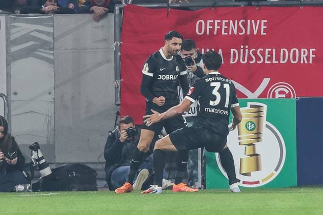 Sport, Football, DFB Pokal season 2025 2026 2nd round Fortuna Düsseldorf SC Freiburg 29 10 2025, MERKUR SPIEL ARENA Goal celebration SC Freiburg after the goal to 2 0 by Vincenzo Grifo SC Freiburg, 32 the players are happy Düsseldorf MERKUR SPIEL ARENA North Rhine-Westphalia Germany