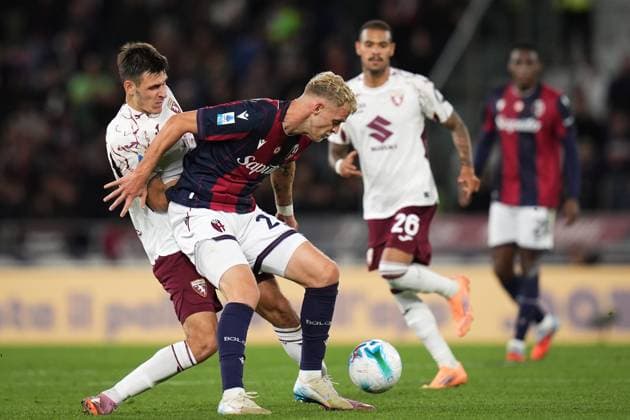 Bologna s Jens Odgaard fights for the ball with Torino s Gvidas Gineitis during the Serie A soccer match between Bologna and Torino at the Renato DallÕAra Stadium in Bologna, north Italy - Wednesday, October 29, 2025 -  Copyright: xMassimoxPaolone LaPressex