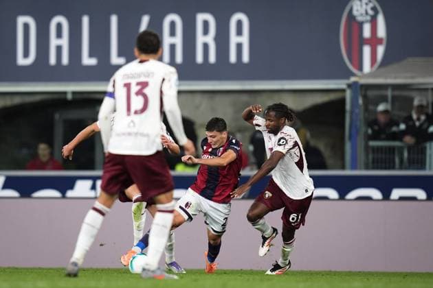 Bologna s Nicolo Cambiaghi fights for the ball with Torino s Adrien Tameze during the Serie A soccer match between Bologna and Torino at the Renato DallÕAra Stadium in Bologna, north Italy - Wednesday, October 29, 2025 -  Copyright: xMassimoxPaolone LaPressex