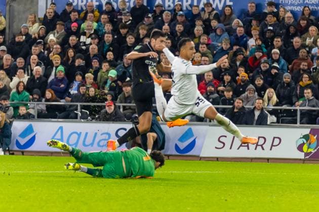 Swansea City v Manchester City EFL Cup 29 10 2025. Manchester City FC goalkeeper James Trafford (1) saves from Swansea City FC s attacker Adam Idah (33) during the EFL Cup match between Swansea City and Manchester City at the Swansea.com Stadium, Swansea, Wales on 29 October 2025. Swansea Swansea.com Stadium West Glamorgan Wales Editorial use only DataCo restrictions apply See www.football-dataco.com , Copyright: xDanxMintox PSI-23130-0010