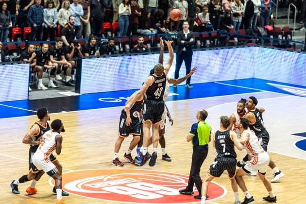 GER, BKT EuroCup, Season 2025 2026, Niners Chemnitz Ratiopharm Ulm 29 10 2025, Fair, Chemnitz, GER, BKT EuroCup, Season 2025 2026, Niners Chemnitz Ratiopharm Ulm Tip off, , Christian Sengfelder Ratiopharm Ulm, 43 , Ty Brewer Niners Chemnitz, 15 Photo Alexander Trienitz Chemnitz Fair Saxony Germany