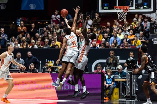 GER, BKT EuroCup, season 2025 2026, Niners Chemnitz Ratiopharm Ulm 29 10 2025, Messe, Chemnitz, GER, BKT EuroCup, season 2025 2026, Niners Chemnitz Ratiopharm Ulm Mark Smith Ratiopharm Ulm, 13 , Kostja Mushidi Niners Chemnitz, 11 , Amadou Sow Niners Chemnitz, 12 Photo Alexander Trienitz Chemnitz Messe Sachsen Germany