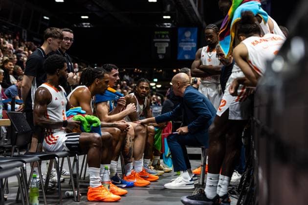 GER, BKT EuroCup, Season 2025 2026, Niners Chemnitz Ratiopharm Ulm 29 10 2025, Messe, Chemnitz, GER, BKT EuroCup, Season 2025 2026, Niners Chemnitz Ratiopharm Ulm Rodrigo Pastore Head Coach , Niners Chemnitz talks to his players Photo Alexander Trienitz Chemnitz Messe Sachsen Germany