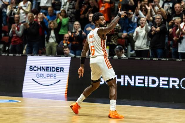 GER, BKT EuroCup, Season 2025 2026, Niners Chemnitz Ratiopharm Ulm 29 10 2025, Fair, Chemnitz, GER, BKT EuroCup, Season 2025 2026, Niners Chemnitz Ratiopharm Ulm Corey Davis Jr Niners Chemnitz, 5 cheers Photo Alexander Trienitz Chemnitz Fair Saxony Germany