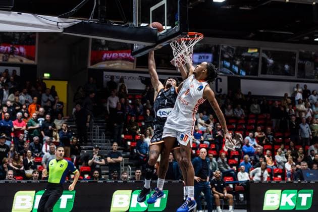GER, BKT EuroCup, Season 2025 2026, Niners Chemnitz Ratiopharm Ulm 29 10 2025, Fair, Chemnitz, GER, BKT EuroCup, Season 2025 2026, Niners Chemnitz Ratiopharm Ulm Len Schoormann Ratiopharm Ulm, 1 , Kevin Yebo Niners Chemnitz, 0 Photo Alexander Trienitz Chemnitz Fair Saxony Germany
