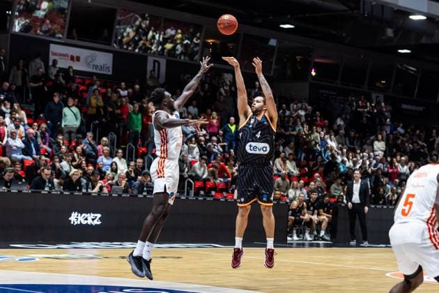 GER, BKT EuroCup, Season 2025 2026, Niners Chemnitz Ratiopharm Ulm 29 10 2025, Fair, Chemnitz, GER, BKT EuroCup, Season 2025 2026, Niners Chemnitz Ratiopharm Ulm Christopher Ledlum Ratiopharm Ulm, 4 , Amadou Sow Niners Chemnitz, 12 Photo Alexander Trienitz Chemnitz Fair Saxony Germany