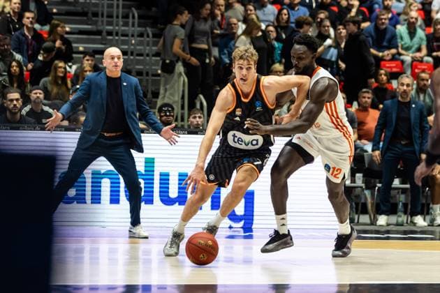 GER, BKT EuroCup, Season 2025 2026, Niners Chemnitz Ratiopharm Ulm 29 10 2025, Fair, Chemnitz, GER, BKT EuroCup, Season 2025 2026, Niners Chemnitz Ratiopharm Ulm Tobias Jensen Ratiopharm Ulm, 7 , Amadou Sow Niners Chemnitz, 12 Photo Alexander Trienitz Chemnitz Fair Saxony Germany