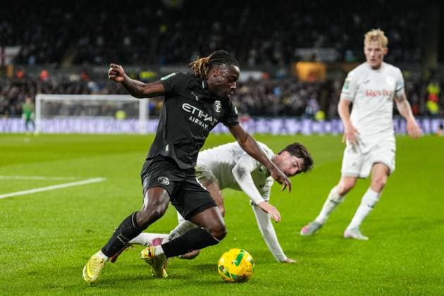 Carabao Cup Last 16 Swansea City v Manchester City Josh Key of Swansea City and JÃ rÃ my Doku of Manchester City dual for the ball during the Carabao Cup Last 16 Swansea City vs Manchester City at Swansea.com Stadium, Swansea, United Kingdom, 29th October 2025 (Photo by Andrew Lewis News Images) Swansea Swansea.com Stadium West Glamorgan United Kingdom Copyright: xAndrewxLewis NewsxImagesx