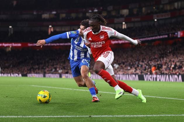 Arsenal gegen Brighton Hove Albion 29. Oktober 2025, London Carabao Cup Vierte Runde Arsenal gegen Brighton Hove Albion Ferdi Kadioglu von Brighton Hove Albion und Eberechi Eze von Arsenal Foto Jacques Feeney Abseits London UK  Copyright: xJacquesxFeeneyx xOffsidexOffside
