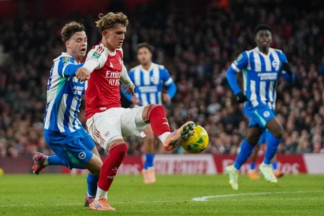 Arsenal v Brighton & Hove Albion, Carabao Cup Max Dowman of Arsenal under pressure from Maxim De Cuyper of Brighton & Hove Albion during the Arsenal v Brighton & Hove Albion Carabao Cup Round of 16 match at the Emirates Stadium, London, England on 29 October 2025 Credit: Dylan Hepworth Every Second Media Editorial use only. All images are copyright Every Second Media Limited. No images may be reproduced without prior permission. All rights reserved. Premier League and Football League images are subject to licensing agreements with Football DataCo Limited. see https: www.football-dataco.com Copyright: xIMAGO EveryxSecondxMediax ESM-1646-0026 DylanxHepworthx xEveryxSecondxMediax