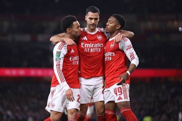 Arsenal gegen Brighton Hove Albion 29. Oktober 2025, London Carabao Cup Vierte Runde Arsenal gegen Brighton Hove Albion Ethan Nwaneri von Arsenal feiert den Führungstreffer mit Mikel Merino und Myles Lewis Skelly Foto Jacques Feeney Abseits London UK  Copyright: xJacquesxFeeneyx xOffsidexOffside