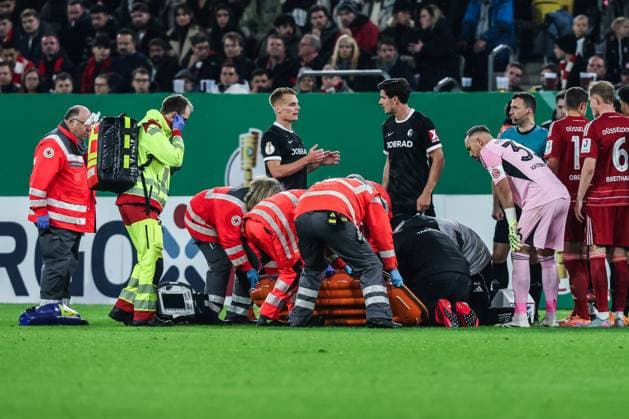 Sport, Football, DFB Cup season 2025 2026 2nd round Fortuna Düsseldorf SC Freiburg 29 10 2025, MERKUR SPIEL ARENA Matthias Zimmermann Fortuna Düsseldorf, 25 has to be carried off the pitch injured Düsseldorf MERKUR SPIEL ARENA North Rhine-Westphalia Germany