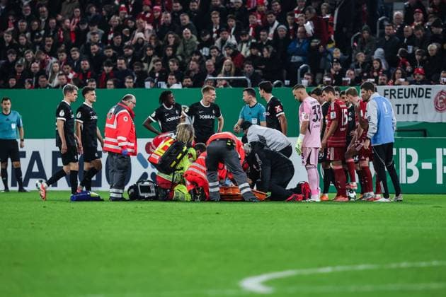 Sport, Football, DFB Cup season 2025 2026 2nd round Fortuna Düsseldorf SC Freiburg 29 10 2025, MERKUR SPIEL ARENA Matthias Zimmermann Fortuna Düsseldorf, 25 has to be carried off the pitch injured Düsseldorf MERKUR SPIEL ARENA North Rhine-Westphalia Germany