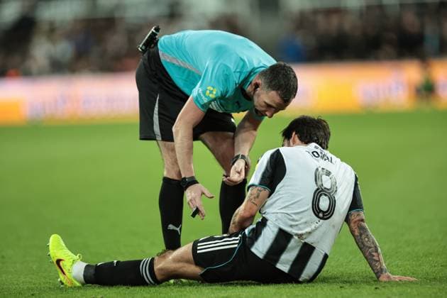 Carabao Cup Last 16 Newcastle United v Tottenham Hotspur Referee Christopher Kavanagh checks on Sandro Tonali of Newcastle Untied during the Carabao Cup Last 16 Newcastle United vs Tottenham Hotspur at St. James s Park, Newcastle, United Kingdom, 29th October 2025 (Photo by Mark Cosgrove News Images) Newcastle St. James s Park Tyne and Wear United Kingdom Copyright: xMarkxCosgrove NewsxImagesx