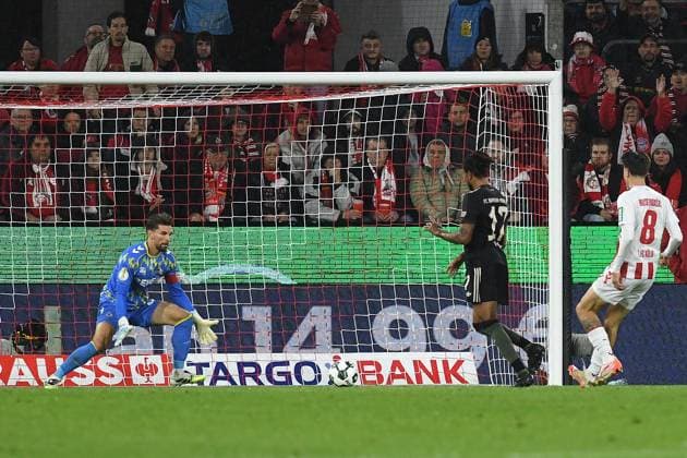 Michael Olise (FC Bayern Muenchen) Tor zum 1:4 waehrend des Spiels der 2. Runde im DFB-Pokal zwischen 1. FC Köln und FC Bayern München im Rhein-Energie-Stadion am 29. October 2025 in Köln, Deutschland. (Foto von Ralf Treese DeFodi Images) +++ Michael Olise (FC Bayern Muenchen) scores his team?s fourth goal during the DFB-Cup - Second Round match between 1. FC Koeln and FC Bayern München at Rhein-Energie-Stadion on October 29, 2025 in Koeln, Germany. (Photo by Ralf Treese DeFodi Images) DFB DFL REGULATIONS PROHIBIT ANY USE OF PHOTOGRAPHS AS IMAGE SEQUENCES AND OR QUASI-VIDEO. (Photo by Ralf Treese DeFodi Images) Michael Olise FC Bayern Muenchen scores his team?s fourth goal during the DFB Cup Second Round match between 1 FC Koeln and FC Bayern München at Rhein Energie Stadion on October 29, 2025 in Koeln, Germany Photo by Ralf Treese DeFodi Images Michael Olise FC Bayern Muenchen scores his team?s fourth goal during the DFB Cup Second Round match between 1 FC Koeln and FC Bayern München at Rhein Energie Stadion on October 29, 2025 in Koeln, Germany Photo by Ralf Treese DeFodi Images DFB DFL REGULATIONS PROHIBIT ANY USE OF PHOTOGRAPHS AS IMAGE SEQUENCES AND OR QUASI VIDEO Photo by Ralf Treese DeFodi Images