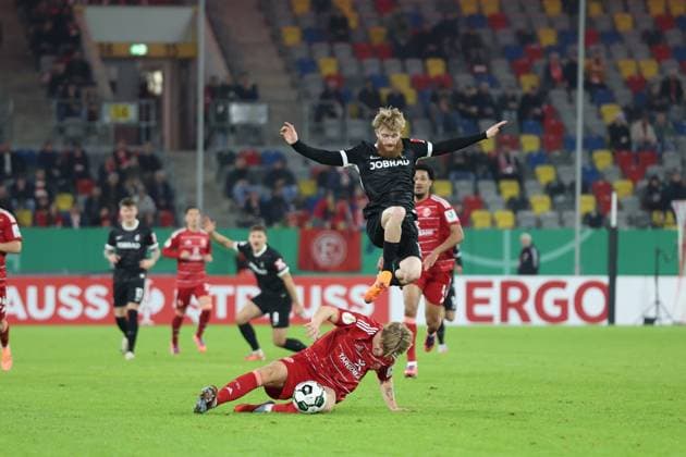 29 10 2025, xrekx, Fußball DFB Pokal 2 Runde, Fortuna Duesseldorf SC Freiburg v l Niklas Beste SC Freiburg Jesper Daland Fortuna Duesseldorf Zweikampf, Aktion, action, battle for the ball DFL DFB REGULATIONS PROHIBIT ANY USE OF PHOTOGRAPHS as IMAGE SEQUENCES and or QUASI VIDEO Duesseldorf