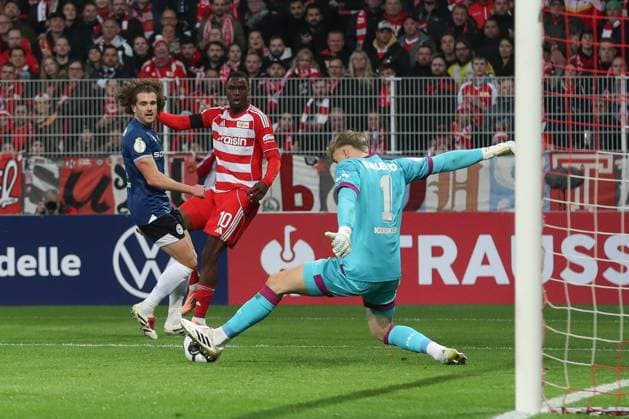 29 10 2025, xtgx, Fußball DFB Pokal 2 Runde Union Berlin Arminia Bielefeld emspor, v l Jonas Kerksen Bielefeld, 1 Parade, haelt den Ball, faengt den Ball, pariert DFL DFB REGULATIONS PROHIBIT ANY USE OF PHOTOGRAPHS as IMAGE SEQUENCES and or QUASI VIDEO Berlin