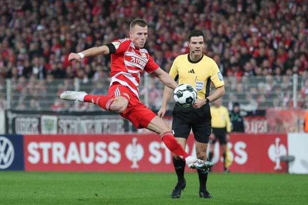 29 10 2025, xtgx, Fußball DFB Pokal 2 Runde Union Berlin Arminia Bielefeld emspor, v l Andrej Ilic Union Berlin, 23 am Ball, plays the ball DFL DFB REGULATIONS PROHIBIT ANY USE OF PHOTOGRAPHS as IMAGE SEQUENCES and or QUASI VIDEO Berlin