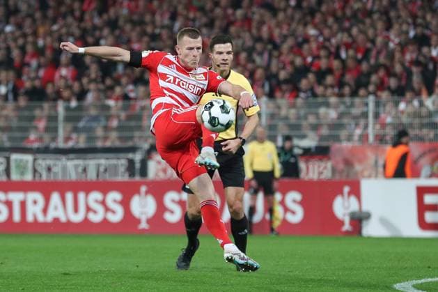 29 10 2025, xtgx, Fußball DFB Pokal 2 Runde Union Berlin Arminia Bielefeld emspor, v l Andrej Ilic Union Berlin, 23 am Ball, plays the ball DFL DFB REGULATIONS PROHIBIT ANY USE OF PHOTOGRAPHS as IMAGE SEQUENCES and or QUASI VIDEO Berlin