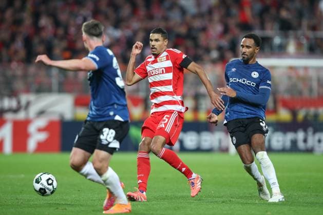 29 10 2025, xtgx, Soccer DFB Pokal 2 Round Union Berlin Arminia Bielefeld emspor, v l Danilho Doekhi Union Berlin, 5 , Noah Sarenzen Bazee Bielefeld, 37 duel, fight, tackle DFL DFB REGULATIONS PROHIBIT ANY USE OF PHOTOGRAPHS as IMAGE SEQUENCES and or QUASI VIDEO Berlin