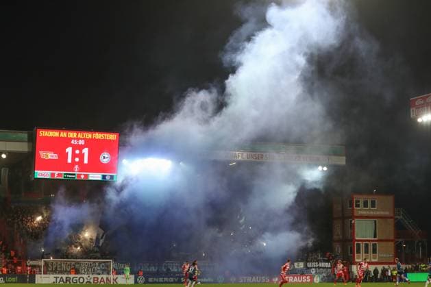 29 10 2025, xtgx, Fußball DFB Pokal 2 Runde Union Berlin Arminia Bielefeld emspor, v l Symbolfoto, Symbolbild, Symbol Pyro, Pyrotechnik, Rauch, Nebel, Bielfeld DFL DFB REGULATIONS PROHIBIT ANY USE OF PHOTOGRAPHS as IMAGE SEQUENCES and or QUASI VIDEO Berlin