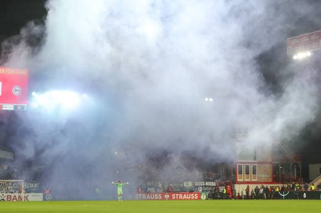 29 10 2025, xtgx, Fußball DFB Pokal 2 Runde Union Berlin Arminia Bielefeld emspor, v l Symbolfoto, Symbolbild, Symbol Pyro, Pyrotechnik, Rauch, Nebel, Bielfeld DFL DFB REGULATIONS PROHIBIT ANY USE OF PHOTOGRAPHS as IMAGE SEQUENCES and or QUASI VIDEO Berlin