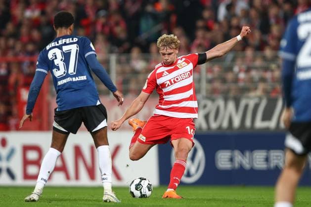 29 10 2025, xtgx, Soccer DFB Pokal 2 round Union Berlin Arminia Bielefeld emspor, v l Leopold Querfeld Union Berlin, 14 goal shot, shoots the ball on goal, shot DFL DFB REGULATIONS PROHIBIT ANY USE OF PHOTOGRAPHS as IMAGE SEQUENCES and or QUASI VIDEO Berlin