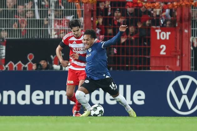 29 10 2025, xtgx, Fußball DFB Pokal 2 Runde Union Berlin Arminia Bielefeld emspor, v l Diogo Leite Union Berlin, 4 , Monju Momuluh Bielefeld, 14 Zweikampf, Duell, Kampf, tackle DFL DFB REGULATIONS PROHIBIT ANY USE OF PHOTOGRAPHS as IMAGE SEQUENCES and or QUASI VIDEO Berlin