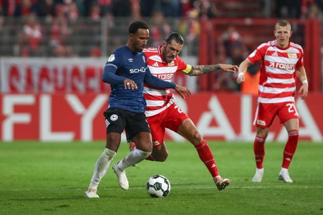 29 10 2025, xtgx, Soccer DFB Pokal 2 Round Union Berlin Arminia Bielefeld emspor, v l Noah Sarenzen Bazee Bielefeld, 37 , Christopher Trimmel Union Berlin, 28 duel, fight, tackle DFL DFB REGULATIONS PROHIBIT ANY USE OF PHOTOGRAPHS as IMAGE SEQUENCES and or QUASI VIDEO Berlin
