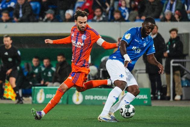 29 10 2025, xhettx, Fußball DFB Pokal 2 Runde, SV Darmstadt 98 FC Schalke 04 v l Moussa Sylla FC Schalke 04, 9 verliert den Ball an Patric Pfeiffer SV Darmstadt 98, 6 DFL DFB REGULATIONS PROHIBIT ANY USE OF PHOTOGRAPHS as IMAGE SEQUENCES and or QUASI VIDEO Darmstadt