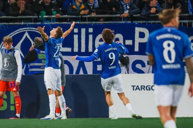 29 10 2025, xhettx, Fußball DFB Pokal 2 Runde, SV Darmstadt 98 FC Schalke 04 v l jubel um das 4 0 durch Bartosz BiaÅek SV Darmstadt 98, 27 DFL DFB REGULATIONS PROHIBIT ANY USE OF PHOTOGRAPHS as IMAGE SEQUENCES and or QUASI VIDEO Darmstadt