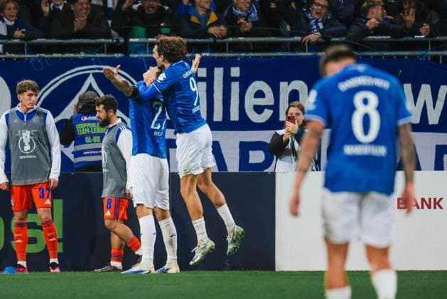 29 10 2025, xhettx, Fußball DFB Pokal 2 Runde, SV Darmstadt 98 FC Schalke 04 v l jubel um das 4 0 durch Bartosz BiaÅek SV Darmstadt 98, 27 DFL DFB REGULATIONS PROHIBIT ANY USE OF PHOTOGRAPHS as IMAGE SEQUENCES and or QUASI VIDEO Darmstadt