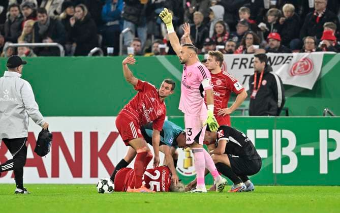 Matthias Zimmermann Fortuna Düsseldorf injured on the ground, injury, f l Tim Oberdorf Fortuna Düsseldorf , goalkeeper Florian Kastenmeier Fortuna Düsseldorf , Christian Rasmussen Fortuna Düsseldorf call for help Referee Felix Zwayer looks after him Football, DFB Pokal, 2 Hauptrunde, Fortuna Duesseldorf SC Freiburg, am 29 10 2025 in Duesseldorf Germany DFB regulations prohibit any use of photographs as image sequences and or quasi video Â