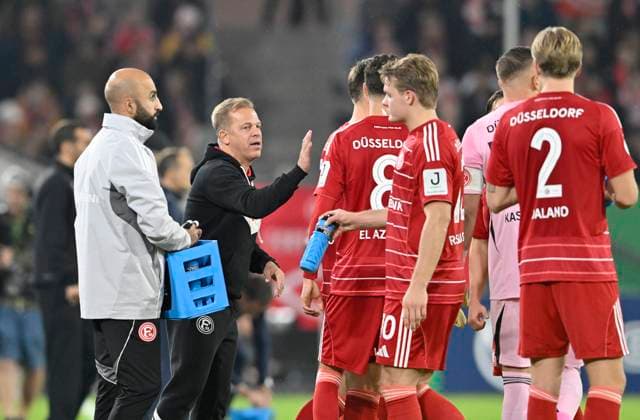 Coach Markus Anfang Fortuna Düsseldorf gesture, gesture, f l Coach Markus Anfang Fortuna Düsseldorf , Emmanuel Iyoha Fortuna Düsseldorf , Jesper Daland Fortuna Düsseldorf Football, DFB Pokal, 2 Hauptrunde, Fortuna Duesseldorf SC Freiburg, am 29 10 2025 in Duesseldorf Germany DFB regulations prohibit any use of photographs as image sequences and or quasi video Â