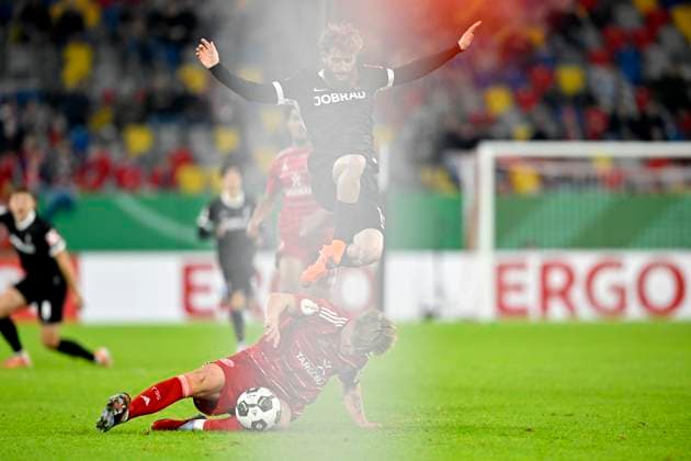 v l Jan Niklas Beste SC Freiburg , jumps over Jesper Daland Fortuna Düsseldorf action, duel, football, DFB Pokal, 2 Hauptrunde, Fortuna Duesseldorf SC Freiburg, am 29 10 2025 in Duesseldorf Germany DFB regulations prohibit any use of photographs as image sequences and or quasi video Â