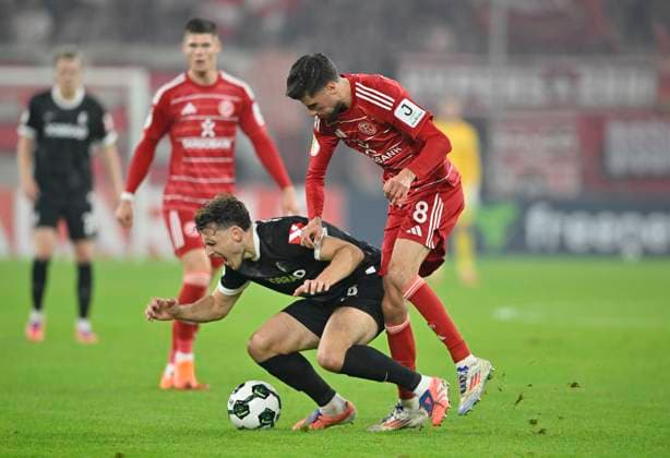 v l Maximilian Eggestein SC Freiburg , Anouar El Azzouzi Fortuna Düsseldorf action, duel, football, DFB Pokal, 2 Hauptrunde, Fortuna Duesseldorf SC Freiburg, am 29 10 2025 in Duesseldorf Germany DFB regulations prohibit any use of photographs as image sequences and or quasi video Â