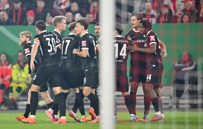 Cheering FR around Igor Matanovic SC Freiburg after his goal to 0 1, f r Johan Manzambi SC Freiburg , Igor Matanovic SC Freiburg , Maximilian Eggestein SC Freiburg , Lukas Kuebler Kübler SC Freiburg , Matthias Ginter SC Freiburg , Christian Günter SC Freiburg Football, DFB Pokal, 2 Hauptrunde, Fortuna Duesseldorf SC Freiburg, am 29 10 2025 in Duesseldorf Germany DFB regulations prohibit any use of photographs as image sequences and or quasi video Â